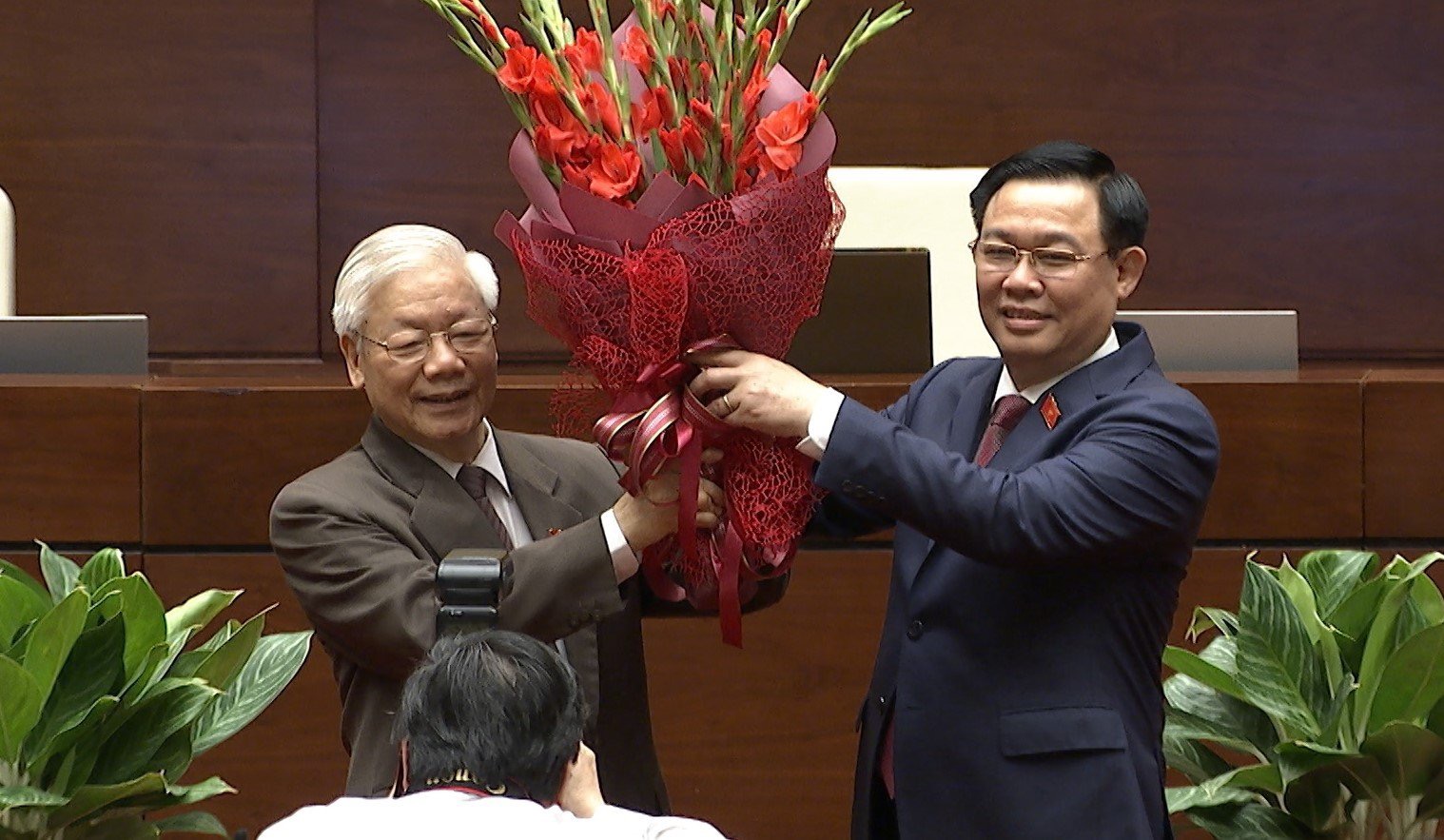 Tân Chủ tịch Quốc hội Vương Đình Huệ tặng hoa tri ân Tổng Bí thư, Chủ tịch nước Nguyễn Phú Trọng