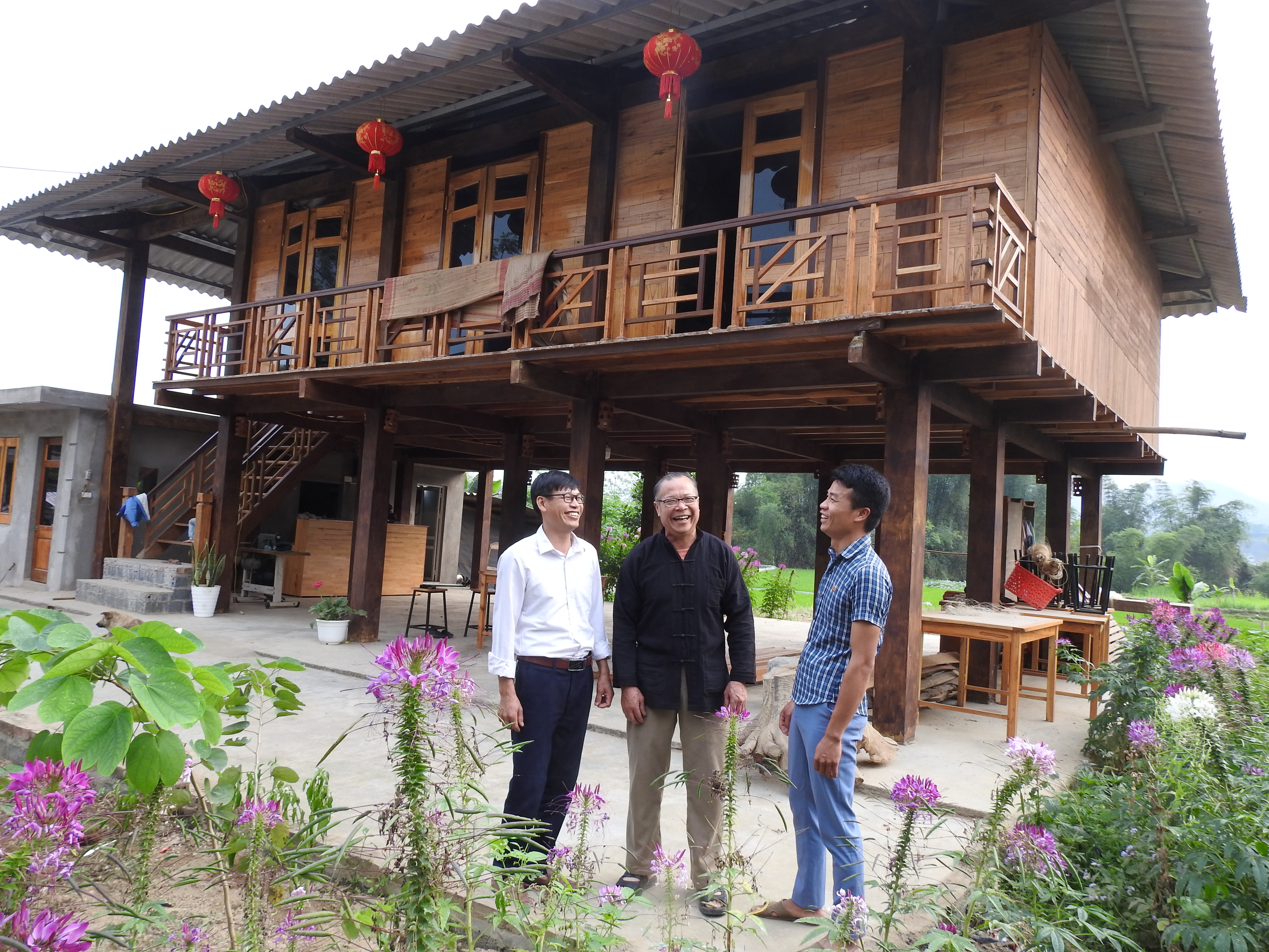 Người có uy tín Điêu Văn Khang (người ở giữa), bản Sà Rèn, xã Nghĩa Lợi, thị xã Nghĩa Lộ chia sẻ kinh nghiệm phát triển du lịch cộng đồng