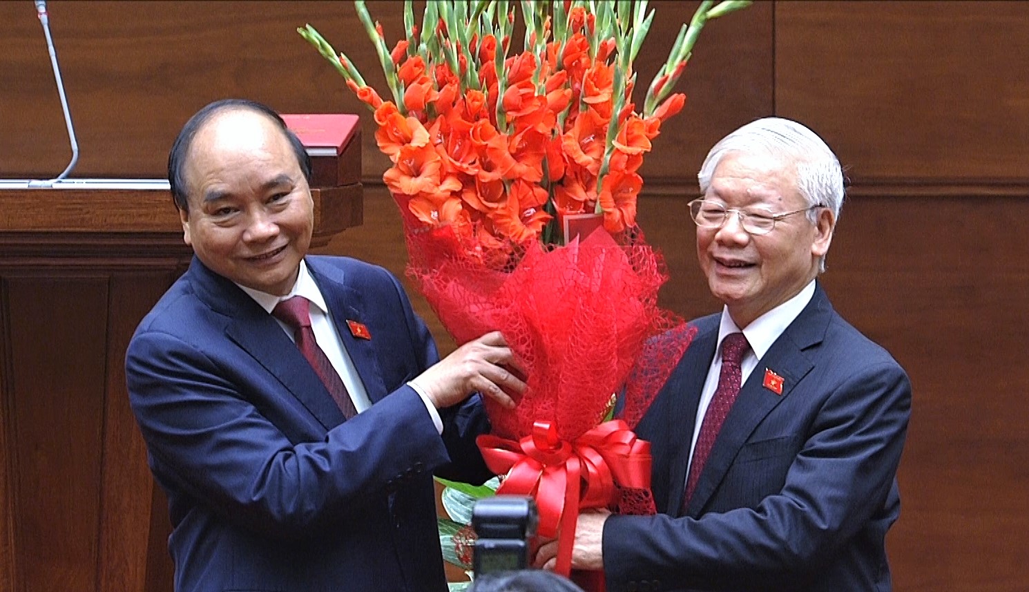 Tổng Bí thư Nguyễn Phú Trọng tặng hoa chúc mừng Tân Chủ tịch nước Nguyễn Xuân Phúc