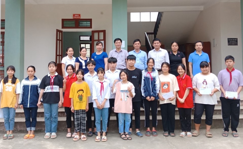 Bà Trương Thị Kim Huệ, (người mặc áo xanh hàng trên cùng, thứ 3 từ trái qua) chụp ảnh cùng các thầy cô và học sinh của Trường THCS Kiệt Sơn