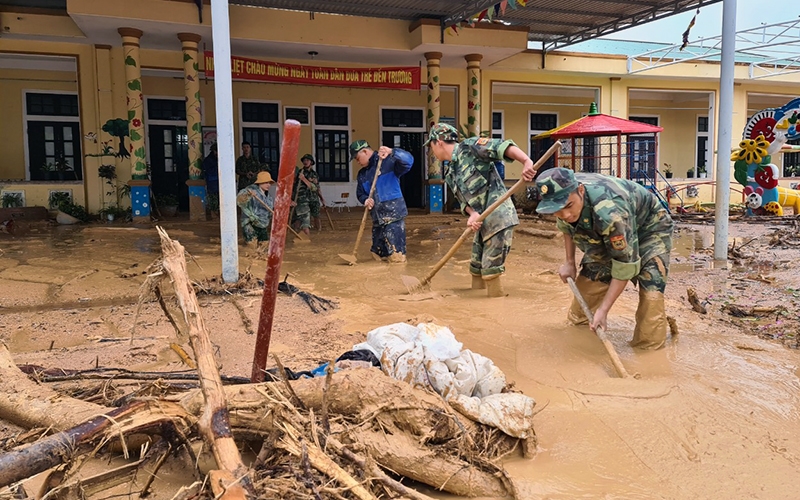  Lực lượng quân đội hỗ trợ dọn dẹp bùn đất tại trường mầm non Hướng Việt huyện Hướng Hóa (Quảng Trị)