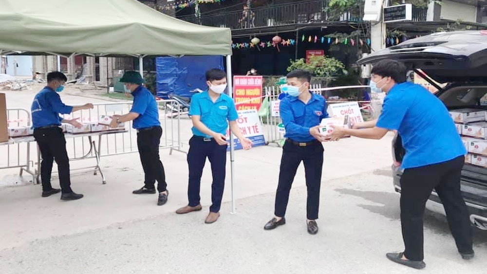 Tuổi trẻ huyện Việt Yên hỗ trợ chốt kiểm soát dịch covid-19 tại thị trấn Nếnh (Việt Yên, Bắc Giang). Ảnh: CTV.