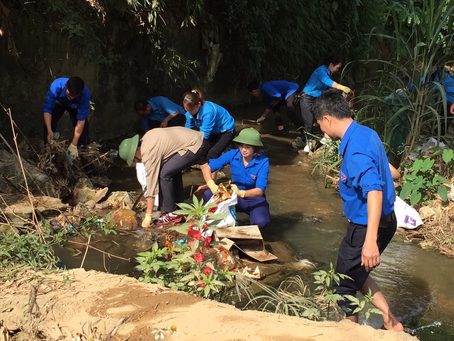 Cán bộ và người dân huyện Hàm Yên dọn dẹp vệ sinh, thu gom rác thải trong "Ngày thứ bảy cùng dân"
