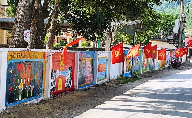 Bức tường tranh cổ động của học sinh THPT Kì Sơn