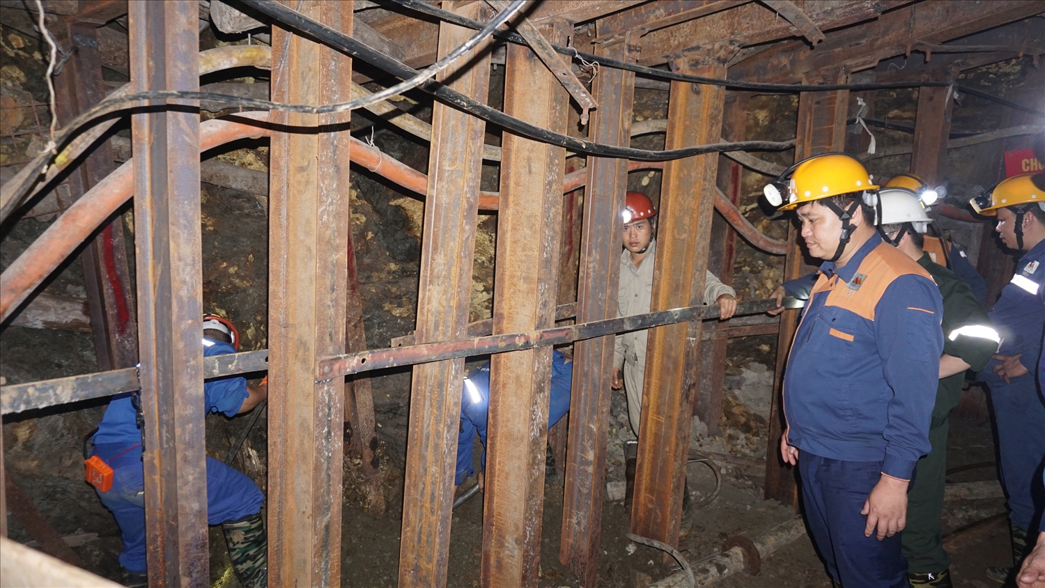 Khai thác hầm lò tiềm ẩn nhiều nguy cơ mất an toàn, đòi hỏi công nhân phải tuân thủ nghiêm ngặt các quy định an toàn lao động