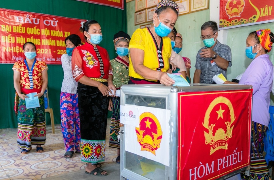Đồng bào dân tộc Thái (Nghệ An) tham gia bỏ phiếu bầu cử 