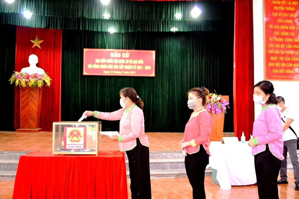Cử tri dân tộc Giáy ở xã biên giới Quang Kim, huyện Bát Xát, tỉnh Lào Cai đi bầu cử