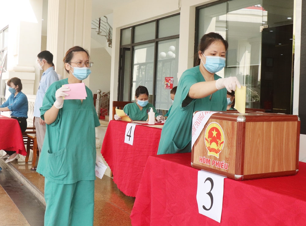 Đội ngũ y, bác sĩ tình nguyện hỗ trợ tỉnh Bắc Giang chống dịch bỏ phiếu tại khu nghỉ trọ