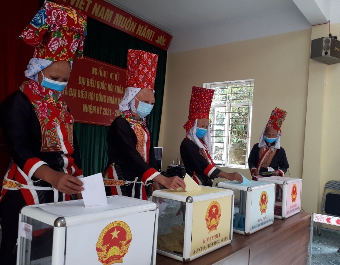 Những lá phiếu đầu tiên của các cử tri thôn Khe Tiền, xã Đồng Văn, huyện Bình Liêu.