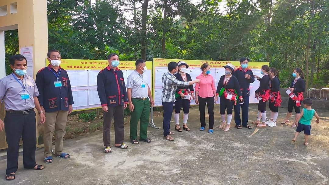 Cán bộ tại điểm bầu cử số 10, thị trấn Ngọc Sơn, huyện Cẩm Thủy- Thanh Hóa hướng dẫn người dân xếp hàng, chờ bỏ phiếu