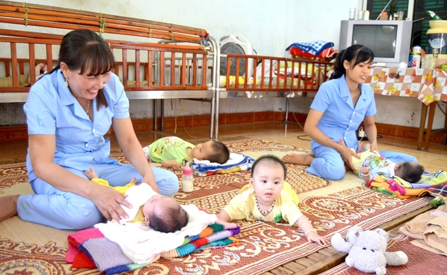  Cán bộ Trung tâm Bảo trợ Xã hội tỉnh Tuyên Quang chăm sóc trẻ em mồ côi được nuôi dưỡng tại Trung tâm.