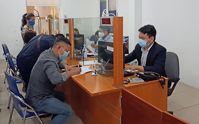 Người lao động tìm hiểu thông tin tại Trung tâm Dịch vụ việc làm Hà Nội.