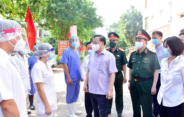 Bí thư Thành ủy Hà Nội Đinh Tiến Dũng kiểm tra công tác phòng, chống dịch tại huyện Thạch Thất. Ảnh VGP