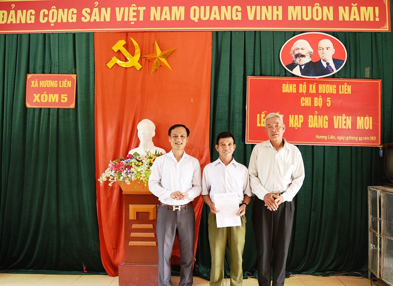 Ông Lê Đình Phiên (đứng giữa) - 62 tuổi mới vào Đảng