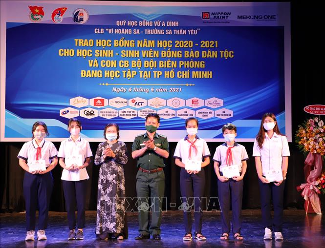 Trao học bổng cho con em bộ đội biên phòng Thành phố Hồ Chí Minh. 