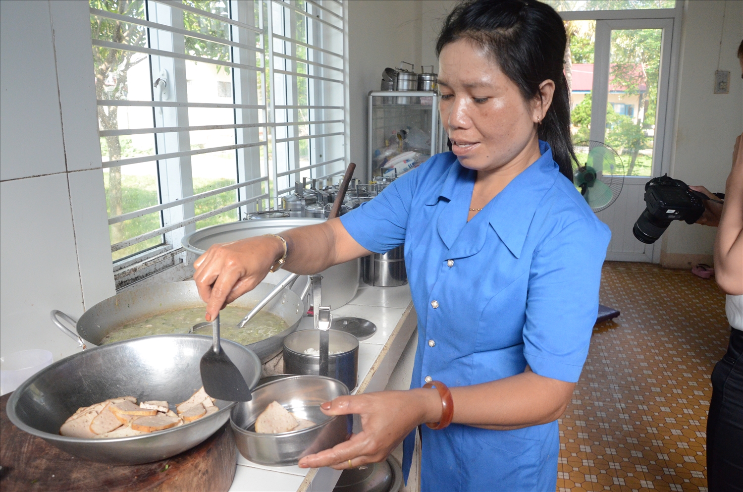 Chị H’Kiăt Êban tình nguyện làm cấp dưỡng chăm sóc từng bữa ăn cho bệnh nhân phong