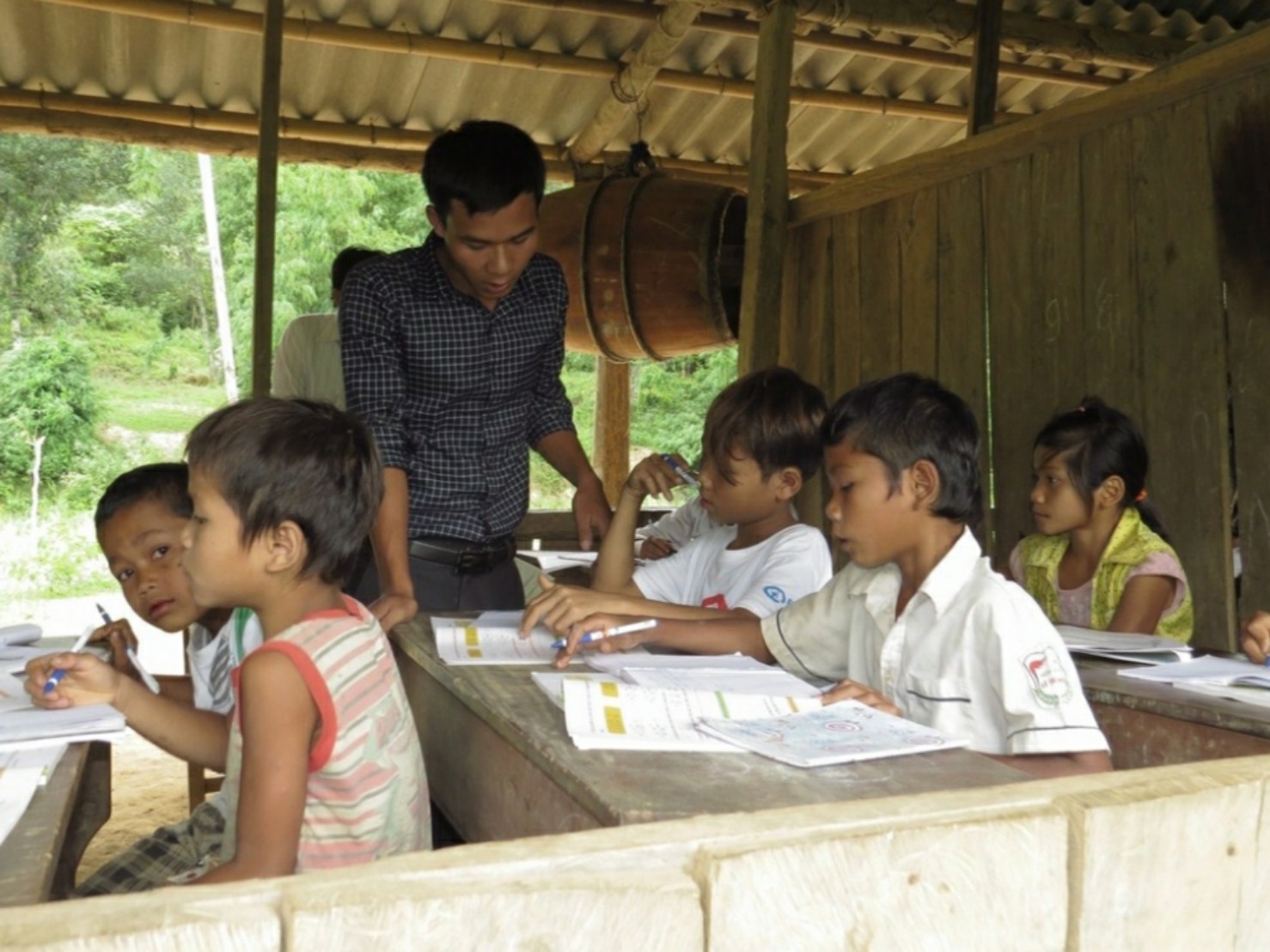 Vẫn còn đó những khó khăn về trường lớp tại vùng sâu, vùng xa trên cả nước (Trong ảnh: Một lớp học còn nhiều thiếu thốn tại huyện miền núi huyện Đakrông, tỉnh Quảng Trị)