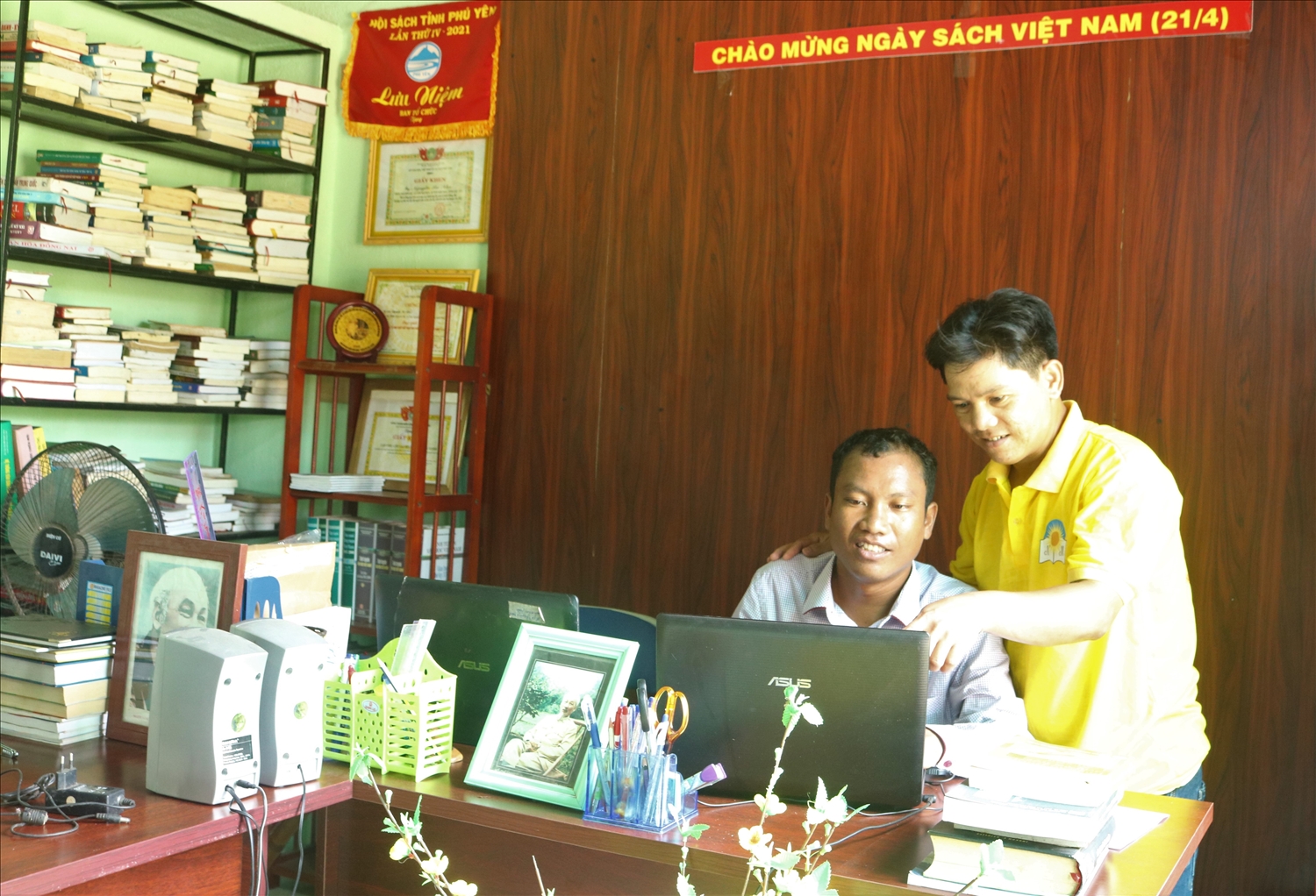 Nguyễn Bá Nha (đứng) và Nay Krư trao đổi công tác chuyên môn.