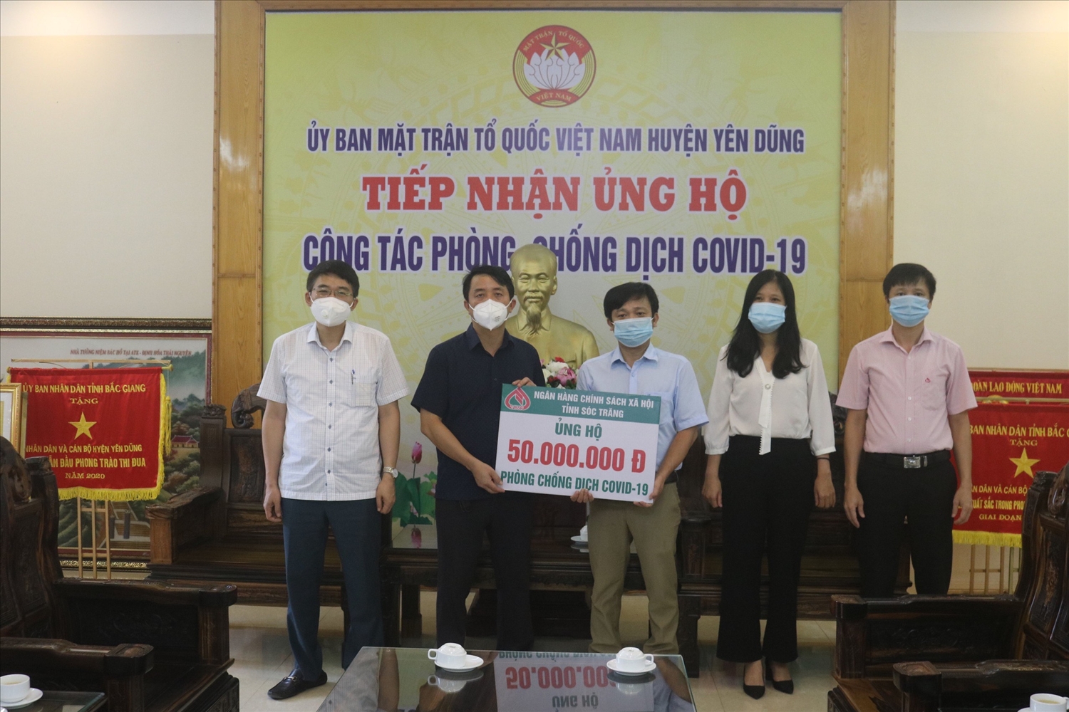  Ngân hàng CSXH Sóc Trăng hỗ trợ huyện Yên Dũng, tỉnh Bắc Giang 50 triệu đồng để chống dịch Covid -19