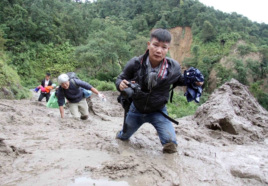 Phóng viên tác nghiệp trên đường đưa tin vùng lũ ở Lai Châu 