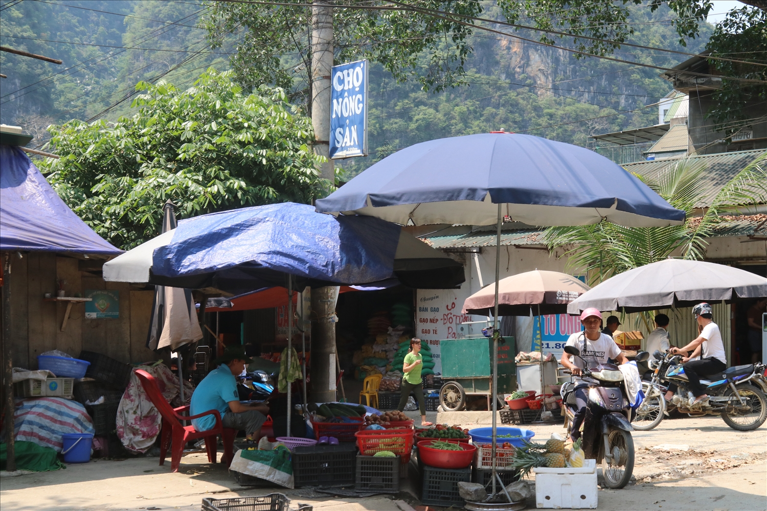 Cần ưu tiên đầu tư các thiết chế NTM, trong đó có các chợ trung tâm (trong ảnh một góc chợ ở thị trấn Pác Miều huyện Bảo Lâm)