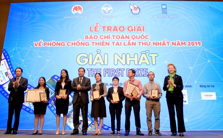 Ban tổ chức trao 2 giải Nhất cho nhóm tác giả đoạt giải thể loại Truyền hình và báo điện tử