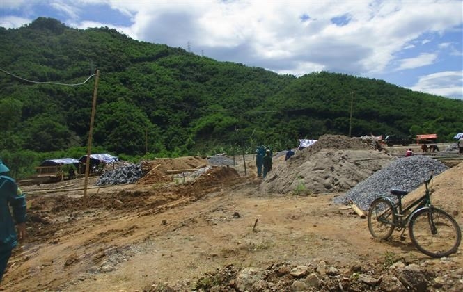 Người dân Khu tái định cư bản Co Me huyện Quan Hóa đang được hoàn thiện để di dời người dân đến nơi ở mới an toàn