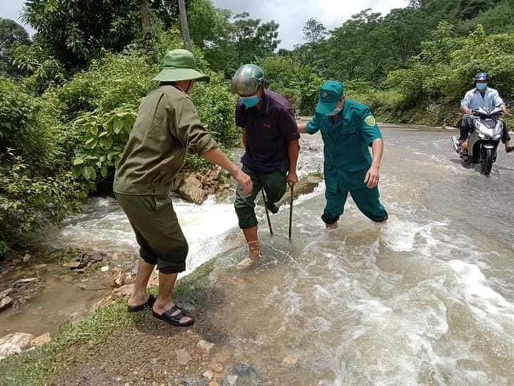  Lực lượng Công an huyện Tân Lạc giúp đỡ người dân trong tình hình thiên tai và phòng chống dịch