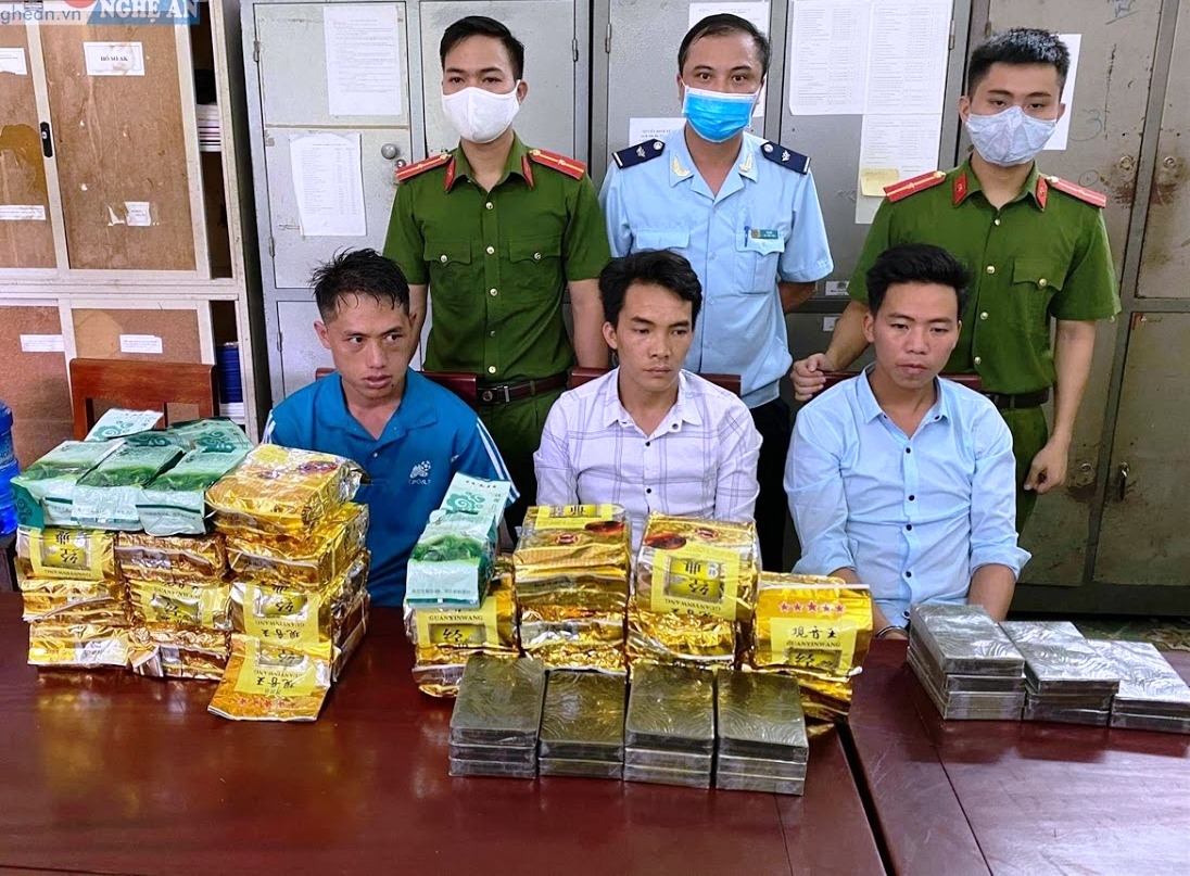 Công an huyện Kỳ Sơn phá thành công chuyên án, bắt giữ 3 đối tượng và thu giữ 20 kg ma túy dạng đá, 20 bánh hêrôin và 4 kg ketamin