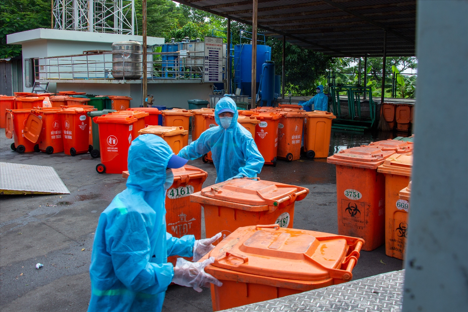 Các công nhân thu gom khoảng 35 tấn rác thải y tế mỗi ngày