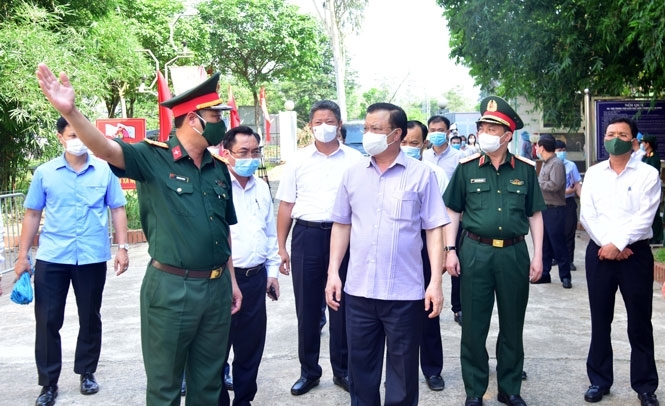 Bí thư Thành ủy Đinh Tiến Dũng thăm, động viên các lực lượng làm nhiệm vụ tại khu cách ly Trung tâm Giáo dục quốc phòng và an ninh, Đại học Quốc gia Hà Nội. 