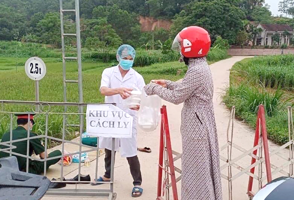 Người dân trao tặng các suất cơm cho lực lượng làm nhiệm vụ chống dịch trong khu cách ly