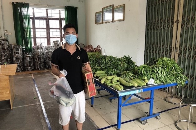 Công nhân lao động đến nhận nhu yếu phẩm tại “Siêu thị 0 đồng”.