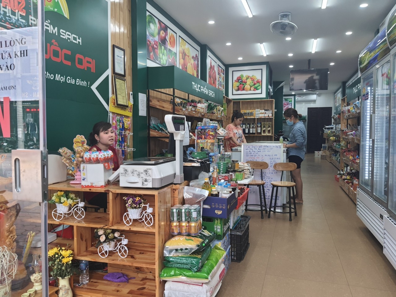  Điểm giới thiệu và bán sản phẩm OCOP tại Cửa hàng thực phẩm sạch Phủ Quốc Oai tại thị trấn Quốc Oai.
