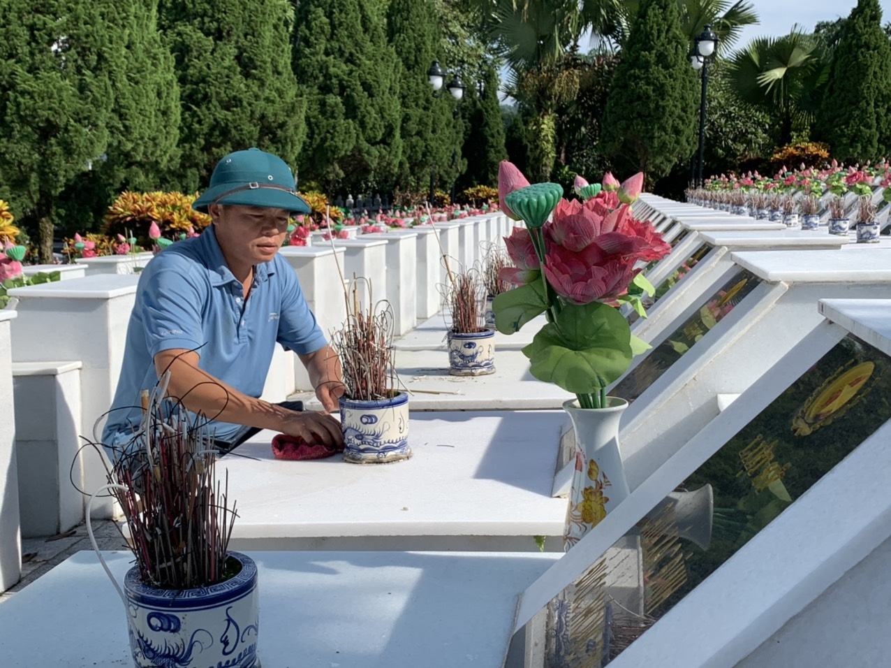 Hơn 20 năm gắn bó tại Nghĩa trang Quốc gia Vị Xuyên, ông Hoàng Văn Hoạt nhớ từng tên và vị trí các ngôi mộ.