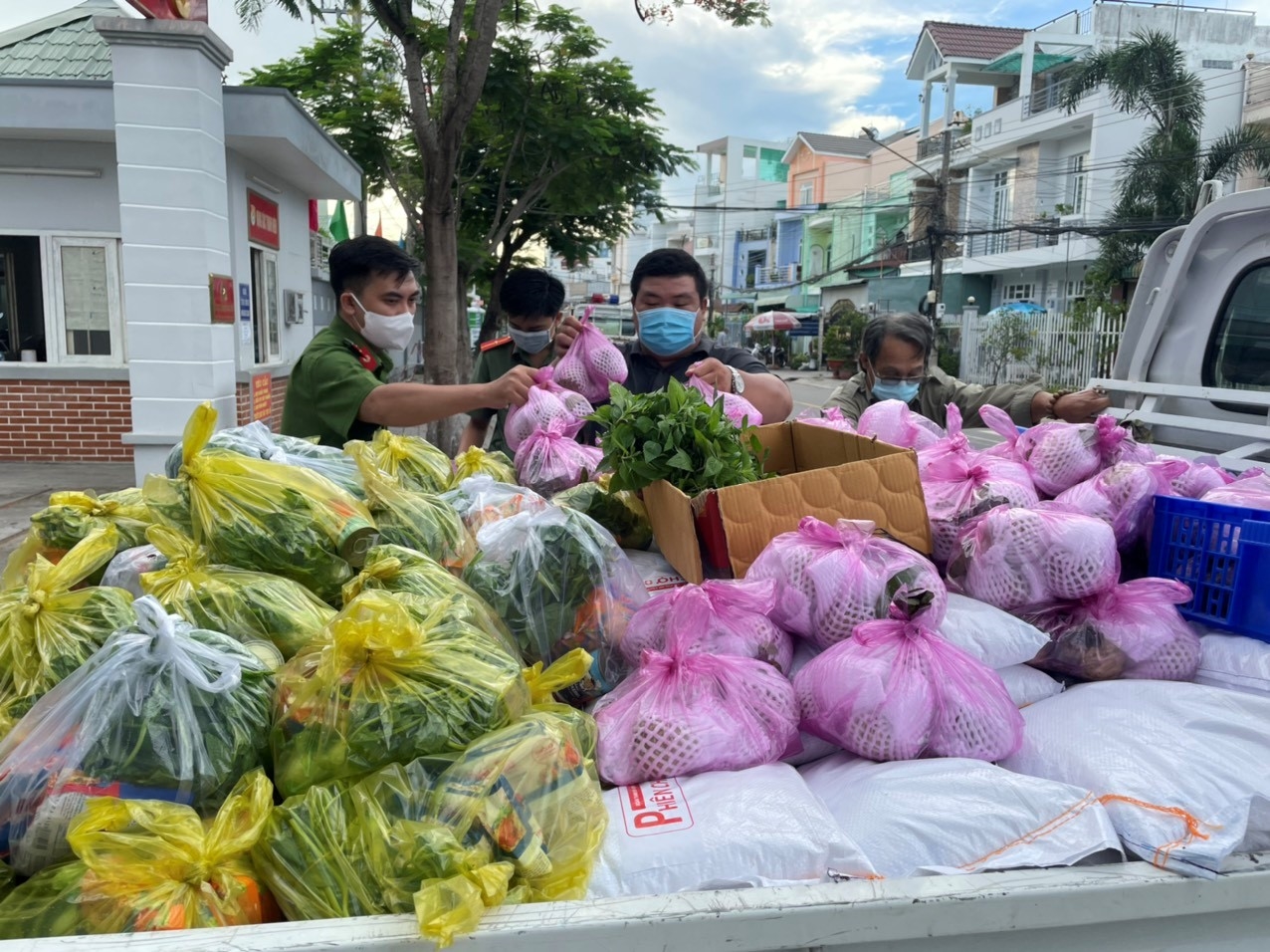 Công an tỉnh An Giang trao quà hỗ trợ cho người dân