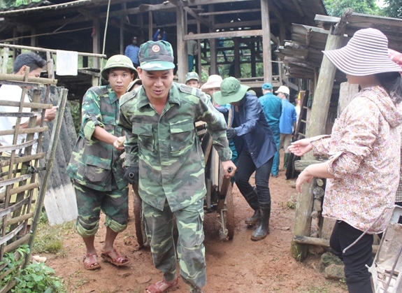 Chiến sĩ LLVT huyện Trạm Tấu giúp Nhân dân xã Hát Lừu khắc phục hậu quả bão lũ.