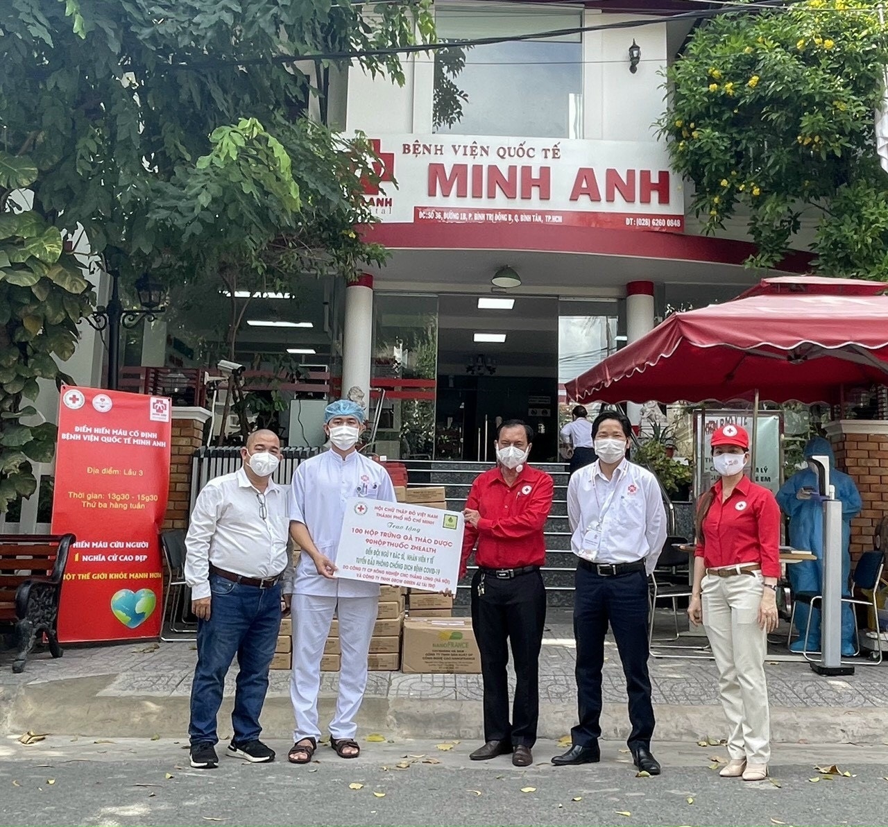 Công ty cổ phần nông nghiệp công nghệ cao Thăng Long trao quà đến cán bộ y, bác sỹ tuyến đầu chống dịch tại thành phố Hồ Chí Minh.