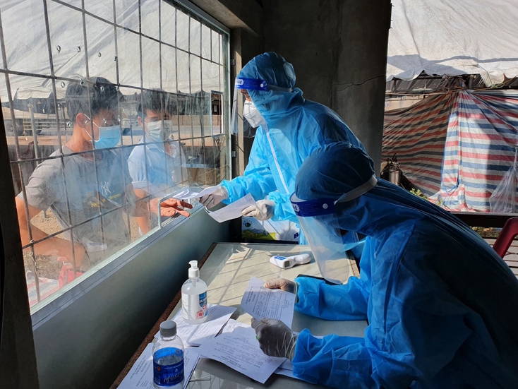 Khai báo y tế tại chốt Kiểm soát phòng, chống dịch Covid-19 số 2 của tỉnh Quảng Bình