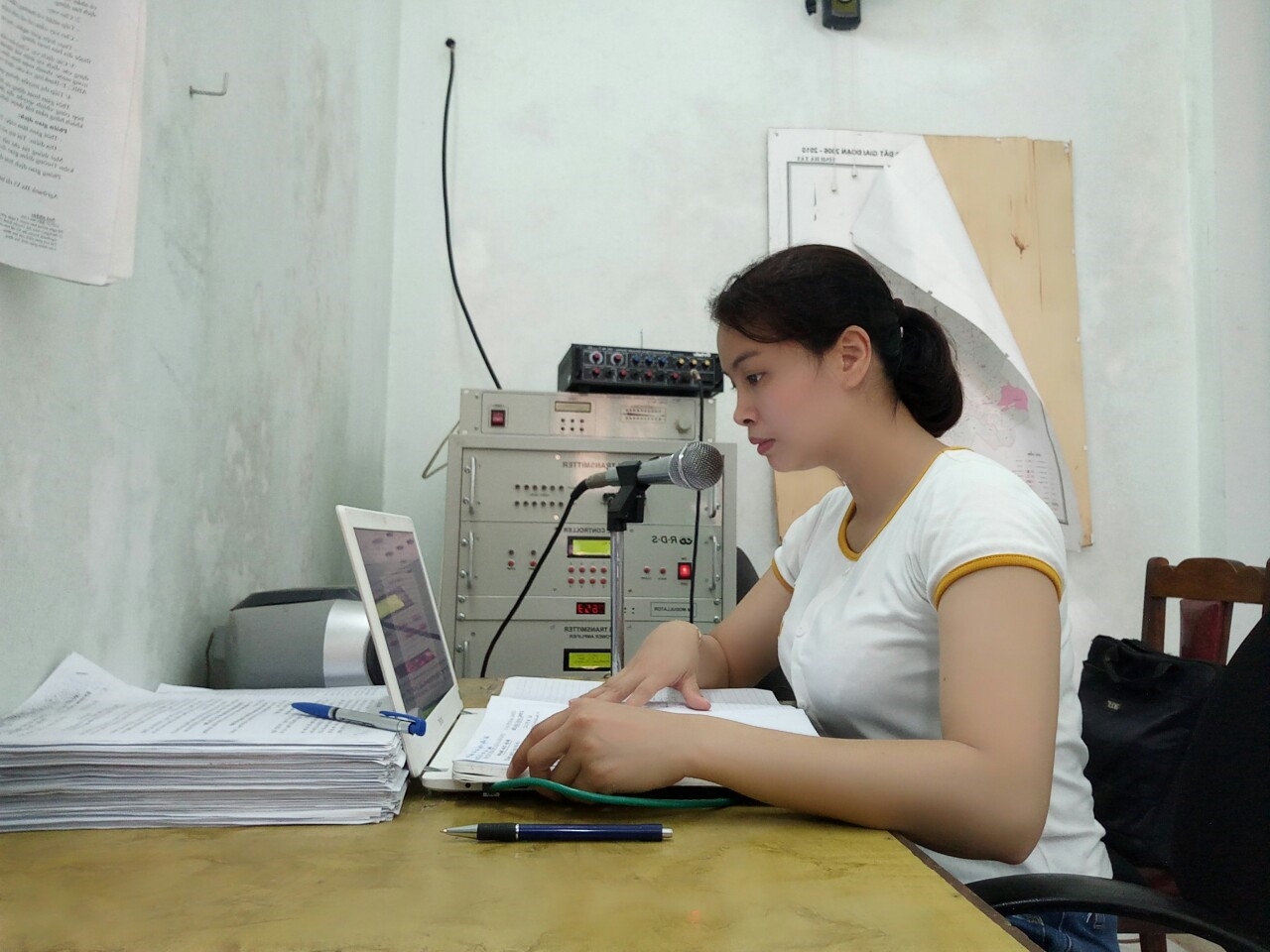 Cán bộ Đài truyền thanh xã Cẩm Lĩnh, huyện Ba Vì thực hiện nhiệm vụ tuyên truyền bản tin phòng chống Covid-19