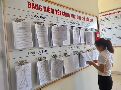 Công dân tra cứu thông tin tại UBND phường Giang Biên, quận Long Biên, Hà Nội (Ảnh tư liệu)