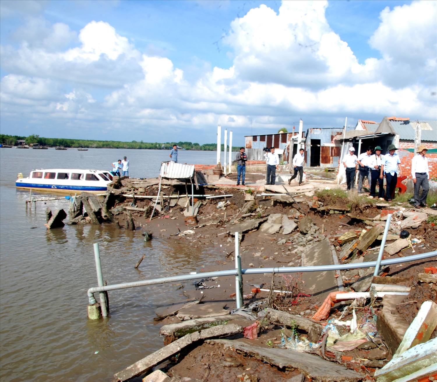 Thời gian qua tình trạng sạt lở ven biển ven sông đã làm thiệt hại hàng trăm căn nhà của người dân trên địa bàn tỉnh Cà Mau