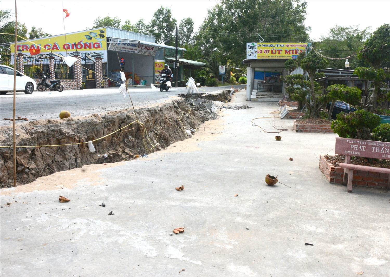 Tình trạng sụt lún sạt lở đã làm hư hỏng nhiều công trình công cộng và lộ giao thôn trên địa bàn tỉnh Cà Mau
