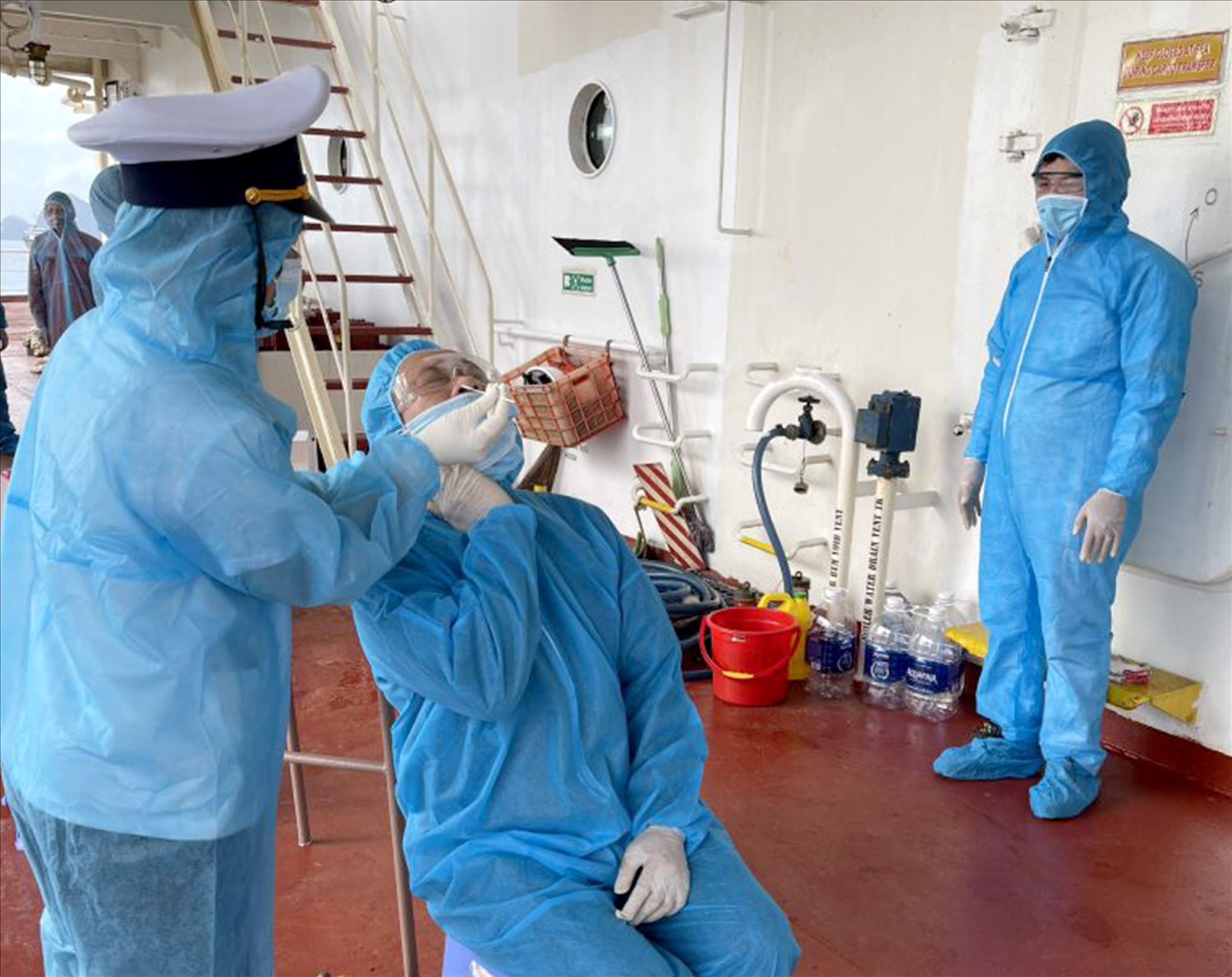 Thực hiện lấy mẫu xét nghiệm SARS-CoV-2 cho tất cả các thuyền viên nhập cảnh vào Quảng Ninh.