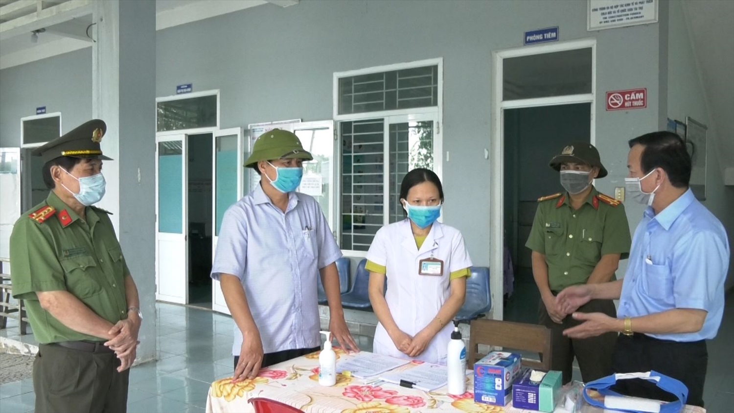 Chủ tịch UBND tỉnh Quảng Trị Võ Văn Hưng (thứ 2 từ trái qua) kiểm tra tại chốt phòng, chống dịch tại khu vực phong tỏa trên địa bàn TP. Đông Hà.