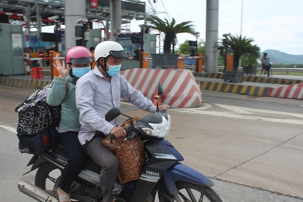 Lỳ Bá Tồng cùng vợ trên hành trình về bản ở huyện Kỳ Sơn tỉnh Nghệ An. (Ảnh chụp tại Cầu Bến Thủy chiều 29/7)