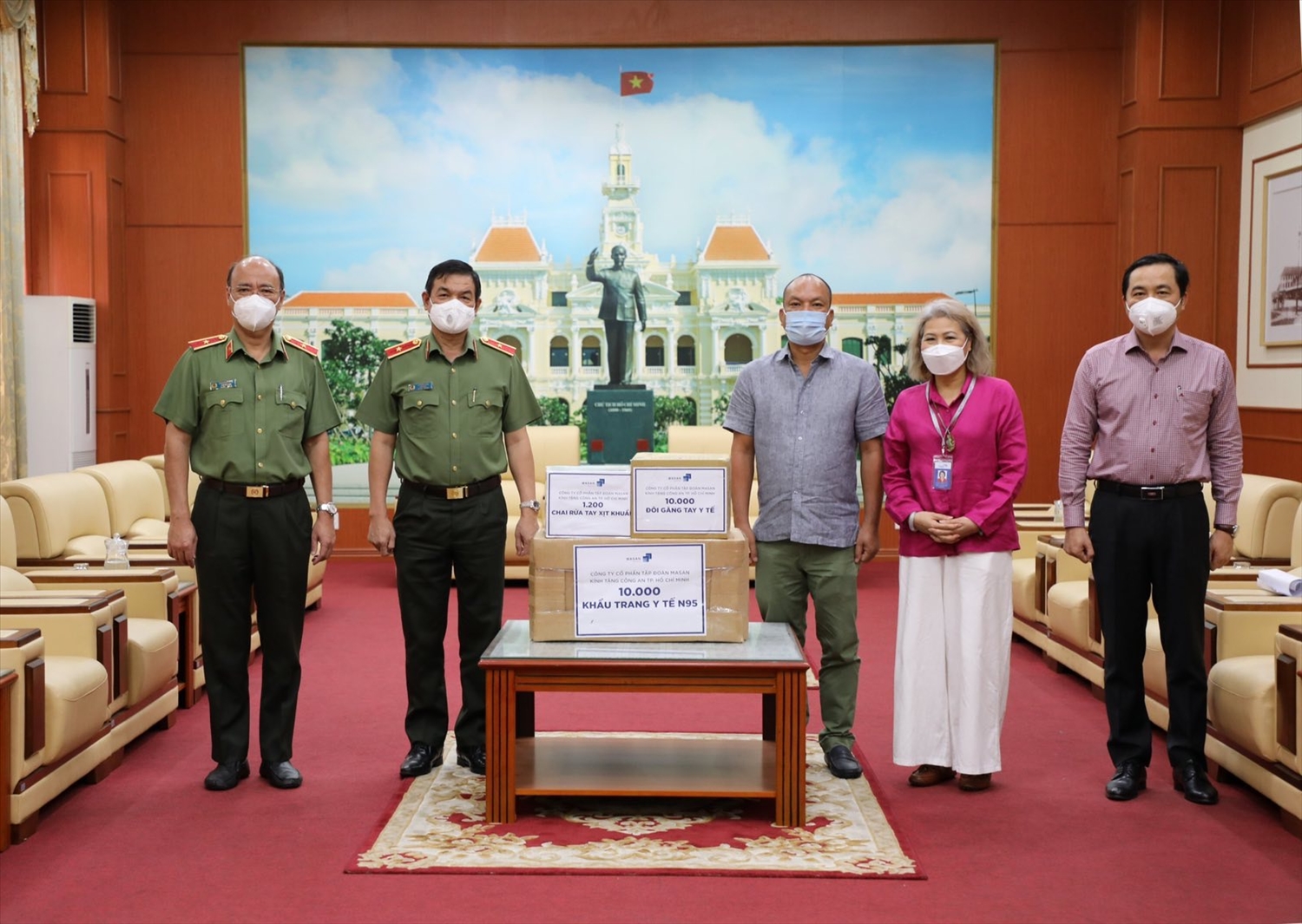 Tập đoàn Masan trao tặng 1 tỷ đồng và trang thiết bị y tế cho Công An TP. Hồ Chí Minh