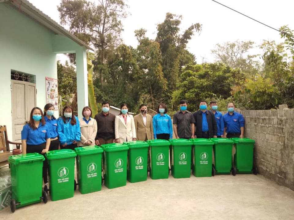 ĐVTN huyện Tam Đường phối hợp cùng các cấp chính quyền trao tặng thùng rác cho Nhân dân trên địa bàn.