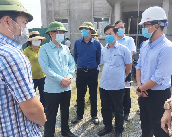 Ông Phan Mạnh Hùng Phó chủ tịch UBND tỉnh Quảng Bình (thứ 2 từ trái sang phải) đi kiểm tra dự án 