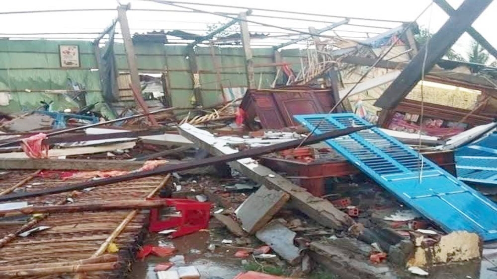 Căn nhà bị sập hoàn toàn do lốc xoáy gây ra tại huyện Bình Đại (Bến Tre)